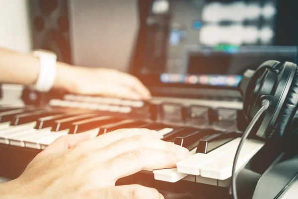 Musiker nimmt Musik im Desktop-Studio auf — Stockfoto