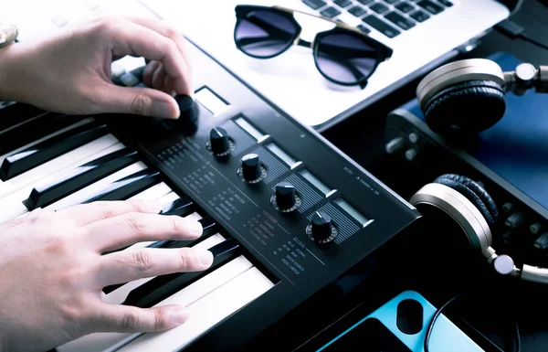 Muziekproducent is het produceren van muziek op synthesizer toetsenbord — Stockfoto