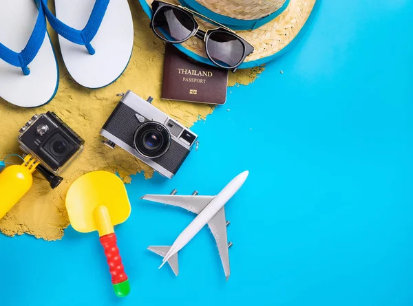 Verano Playa equipo de viaje de vacaciones y la moda en el espacio de copia azul — Foto de Stock