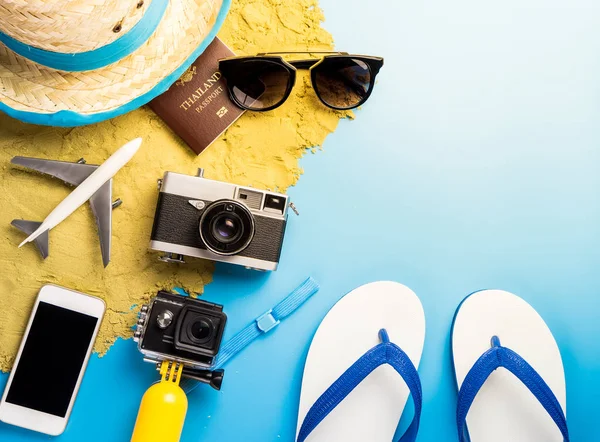 Verano Playa Accesorios de viaje de vacaciones y moda en azul — Foto de Stock