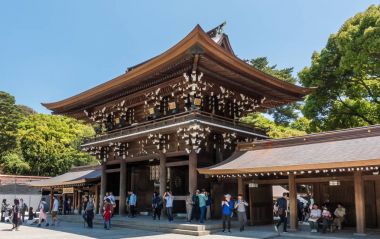 Turist Meiji Tapınağı resmini alıyor.