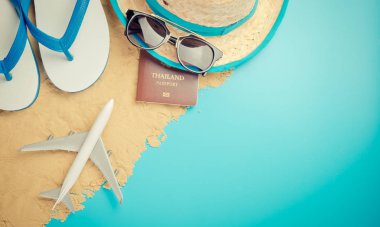 Kumlu mavi kopya alanı yaz tatili için yaz seyahat moda