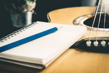 Kalem ve defter söz yazarı için akustik gitar