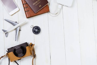 Tatil seyahat ekipman üzerinde beyaz ahşap kopyalama alanı