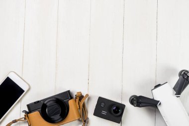 Tatil seyahat araçları üzerinde beyaz ahşap kopyalama alanı