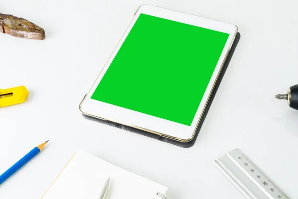 Pantalla de tableta en blanco con herramientas de construcción para la construcción de ingenieros — Foto de Stock