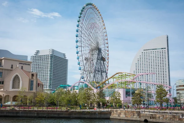 Yokohama Cosmo World Parc d'attractions dans la baie de Yokohama . — Photo
