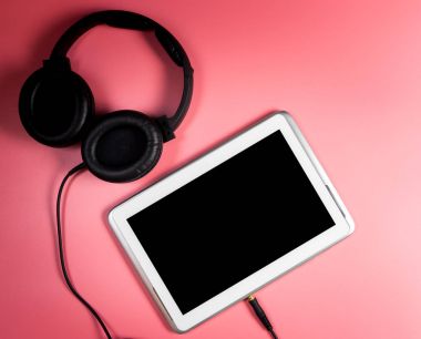 Tablet ekranla kulaklık ile müzik uygulaması için