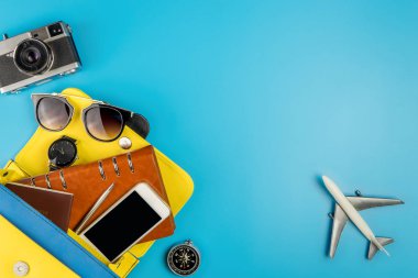 Bayan el çantası ile seyahat aksesuarları tatil için