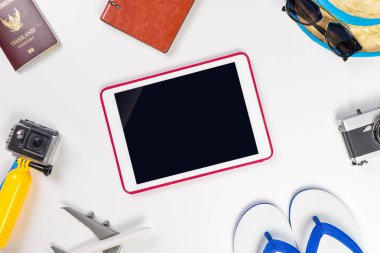 Yaz plaj seyahat aksesuarları tarafından çevrili boş tablet ekran