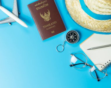 Yaz seyahat aksesuarları ve mavi kopya alanı moda