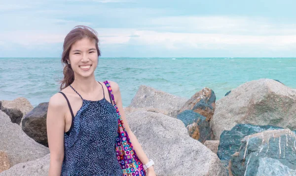 Menina asiática feliz com fundo do oceano penhasco rock — Fotografia de Stock