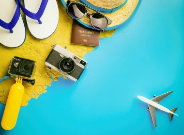 Yaz plaj Adası seyahat moda gadget'lar ve oyuncak mavi kopya alanı üzerinde