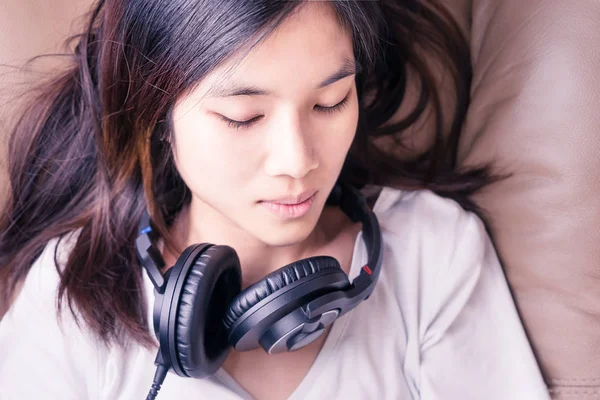 Señora china está durmiendo con auriculares en soda —  Fotos de Stock