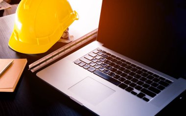 İnşaat ofis mühendisi tablet bilgisayar ve notebook ile