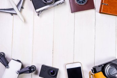 Seyahat aksesuarları ve gadget'lar ile orta alanda Beyaz ahşap kopyalama