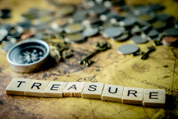 Vintage treasure jakt koncept med mynt och kompass — Stockfoto