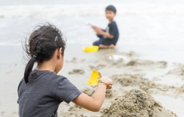 Çocuk kum plaj dağda inşa ediyoruz