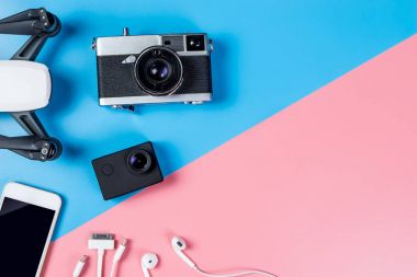 Merhaba teknoloji gadget ve seyahat aksesuarları mavi ve pembe kopya alanı üzerinde