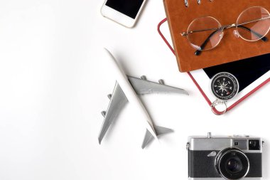 Seyahat blogger aksesuarları beyaz kopyalama alanı