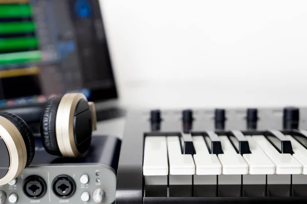 Számítógép laptop zenei stúdió munka állomás fehér háttér — Stock Fotó