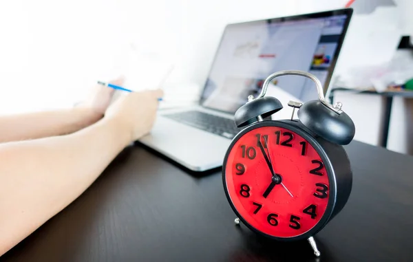 Estudiante está trabajando duro contra el reloj del plazo de alarma — Foto de Stock