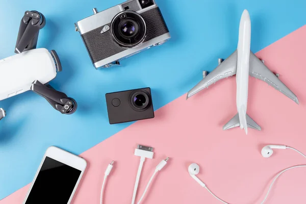 Seyahat teknoloji gadget'lar pastel arka plan üzerinde beyaz