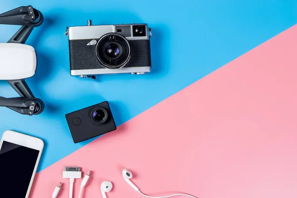 Merhaba teknoloji gadget ve seyahat aksesuarları mavi ve pembe kopya alanı üzerinde