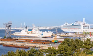 Savaş gemisi ve Yokohama bay için yapılan yerleştirme yolcu gemisi