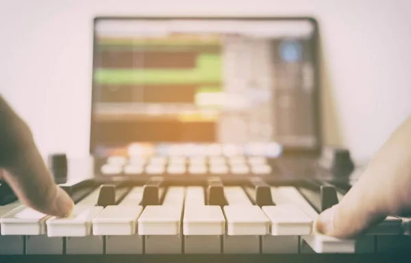 Músico está gravando música eletrônica no computador — Fotografia de Stock
