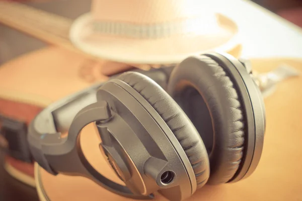 Guitarra acústica country con sombrero y auriculares — Foto de Stock