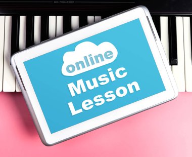 Tablet ekranıyla müzik klavye üzerinde Online müzik dersi