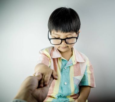 Çocuk tablete Internet kullanırken çıkardı