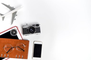 Beyaz kopyalama alanı izole seyahat Blogger aksesuarları