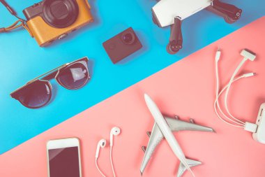 Yaz seyahat teknoloji aksesuarları düz beyaz tahtaya yatıyordu