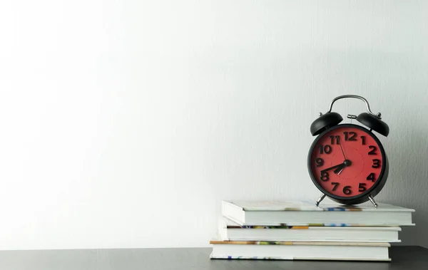 Relógio de alarme vermelho na mesa de escritório — Fotografia de Stock