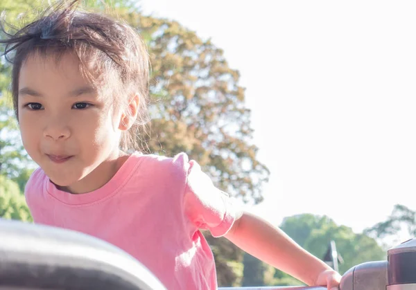Menina asiática feliz está jogando no playground — Fotografia de Stock