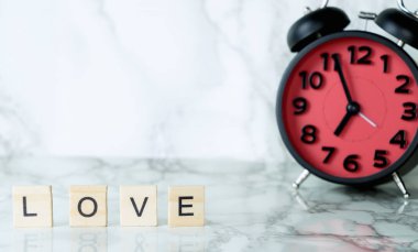 Kırmızı alarm saatli mermer üzerinde metin seviyorum