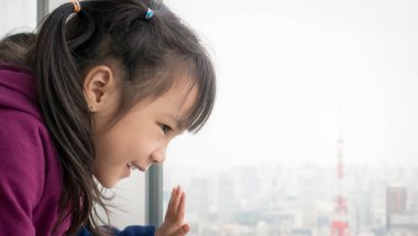Asyalı kız Tokyo şehir için Windows'dan ilgileniyor