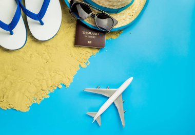 Mavi arka plan sahilde uçak alarak