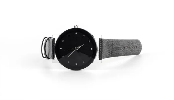 Montre à main en cuir de luxe noir isolé sur blanc — Photo