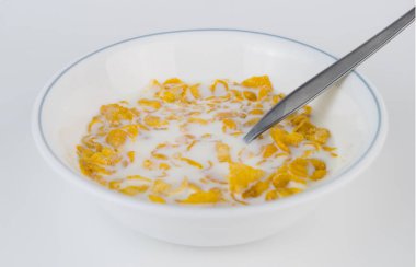 Cornflake beyaz izole kase süt ile