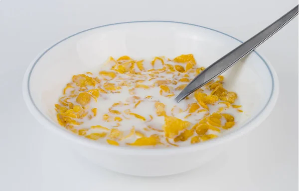 Copo de maíz con leche en un tazón aislado en blanco —  Fotos de Stock