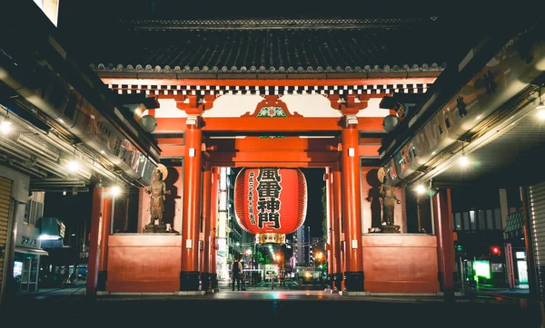 La gente sta camminando attraverso il cancello rosso del santuario di Sensoji . — Foto Stock