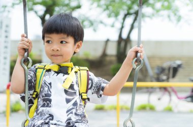 Asyalı Çocuk Bahçesi parlak kopya alanı ile sallanan