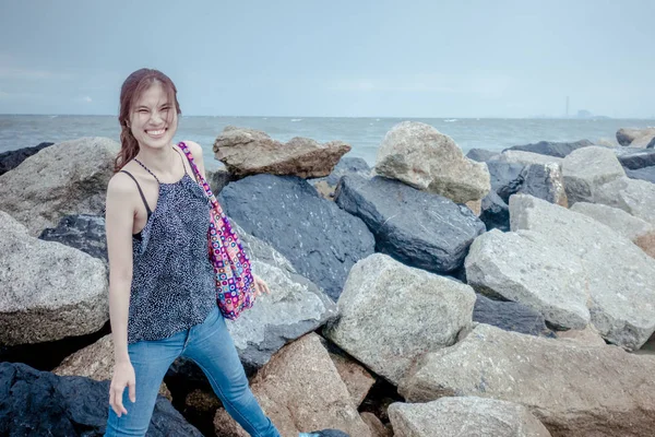 Asya Bayan Rock deniz kıyısında ayakta