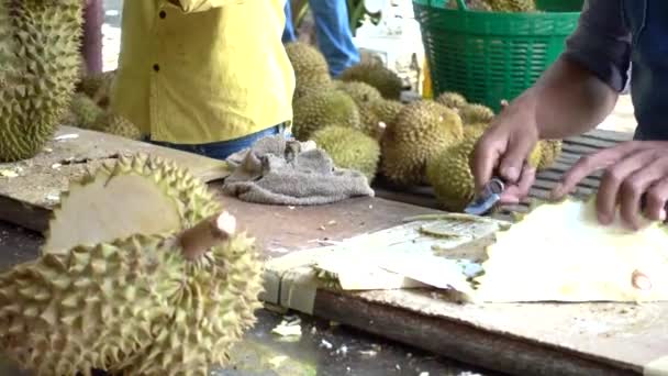 Fruit seller is peeling Durian for customer — Stock Video