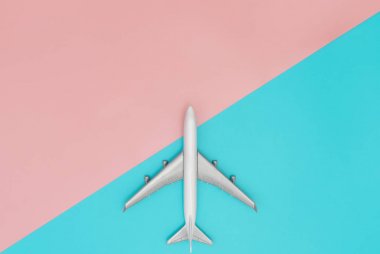 Mavi ve pembe pastel kopya alanı oyuncak uçak