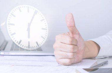 İş adamı olduğunu bitirmek için başparmak zamanında iş