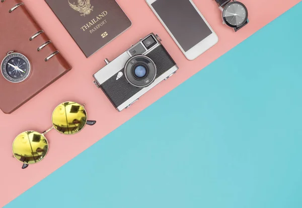 Pembe mavi pastel kopya alanı ile seyahat nesnelerde — Stok fotoğraf